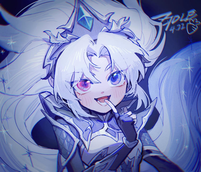 armor black_gloves blue_eyes crown dated edg_zoe elbow_gloves female fingerless_gloves gem gloves hand_up heterochromia highres league_of_legends long_hair looking_at_viewer parted_bangs pink_eyes solo upper_body white_hair zoe_(league_of_legends) ztdlb