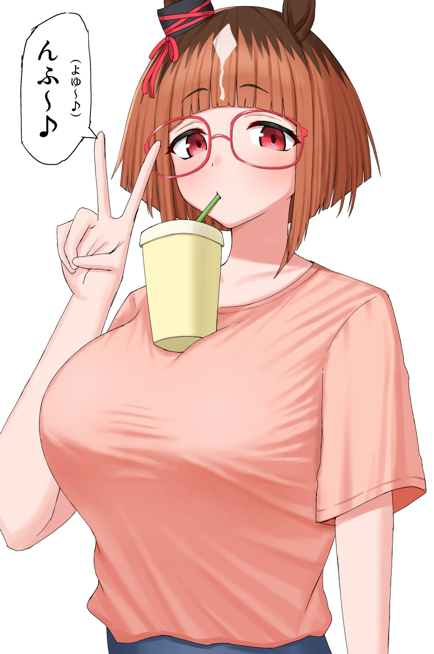 absurdres animal_ears arched_bangs bob_cut breasts brown_hair bubble_tea bubble_tea_challenge commentary_request drinking drinking_straw drinking_straw_in_mouth ear_ornament ear_ribbon female glasses highres horse_ears horse_girl inverted_bob large_breasts looking_at_viewer multicolored_hair object_on_breast pink_shirt red-framed_eyewear red_eyes shirt short_hair short_sleeves simple_background solo speech_bubble sukenoha t-shirt transcend_(umamusume) translation_request umamusume v white_background