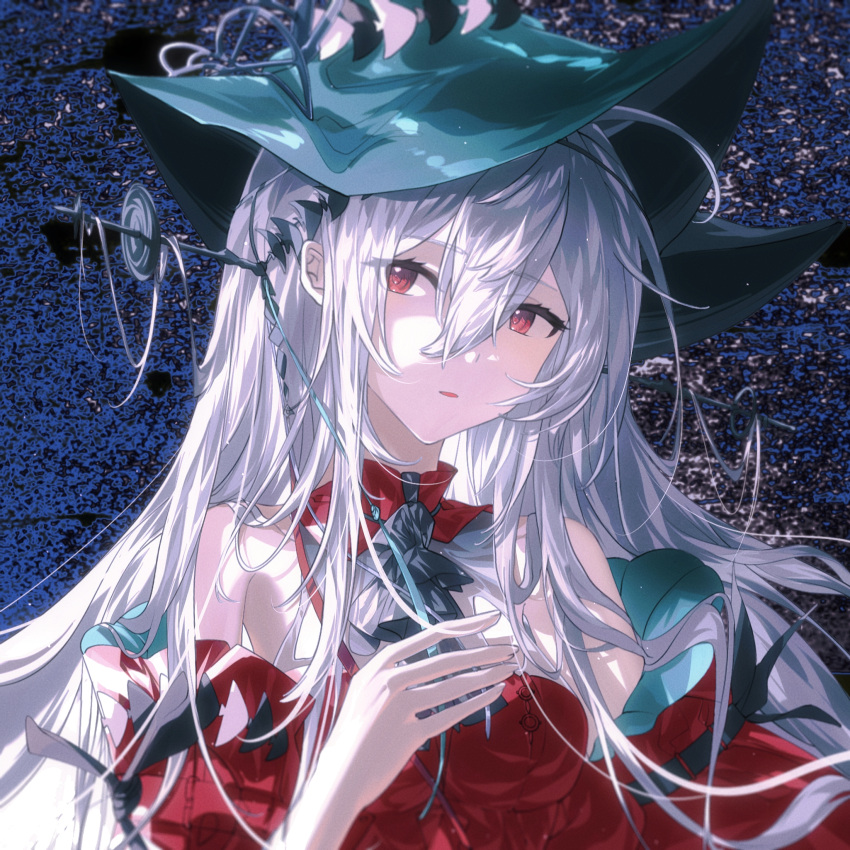 abstract_background arknights ascot bare_shoulders bingxiangdeng black_ascot chinese_commentary commentary_request eyes_visible_through_hair female green_hat hair_between_eyes hand_up hat highres long_bangs long_hair looking_at_viewer official_alternate_costume parted_lips red_eyes red_shirt shirt skadi_(arknights) skadi_the_corrupting_heart_(arknights) solo upper_body white_hair