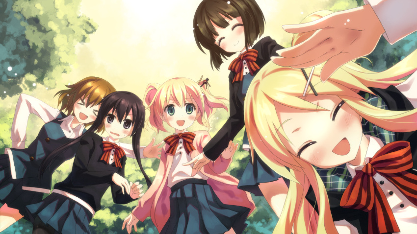 >_< 5girls :d absurdres alice_cartelet black_eyes black_hair blonde_hair blue_eyes blush bow brown_hair closed_eyes hair_ornament hairclip highres inokuma_youko kin-iro_mosaic komichi_aya kujou_karen long_hair moegi_high_school_uniform multiple_girls oerba_yun_fang oomiya_shinobu open_mouth salute scan school_uniform short_hair skirt smile twintails wavy_mouth x_hair_ornament yuuki_tatsuya