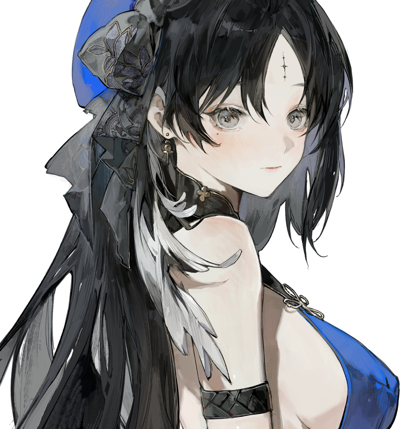 arm_strap bare_shoulders black_bow black_collar black_hair blue_beret blue_shirt bow breasts closed_mouth collar commentary earrings english_commentary female grey_eyes hairbow highres jewelry large_breasts long_hair looking_at_viewer multicolored_hair parted_bangs secretfj520 shirt sideboob simple_background solo streaked_hair tacet_mark_(wuthering_waves) white_background white_hair wuthering_waves yangyang_(wuthering_waves)