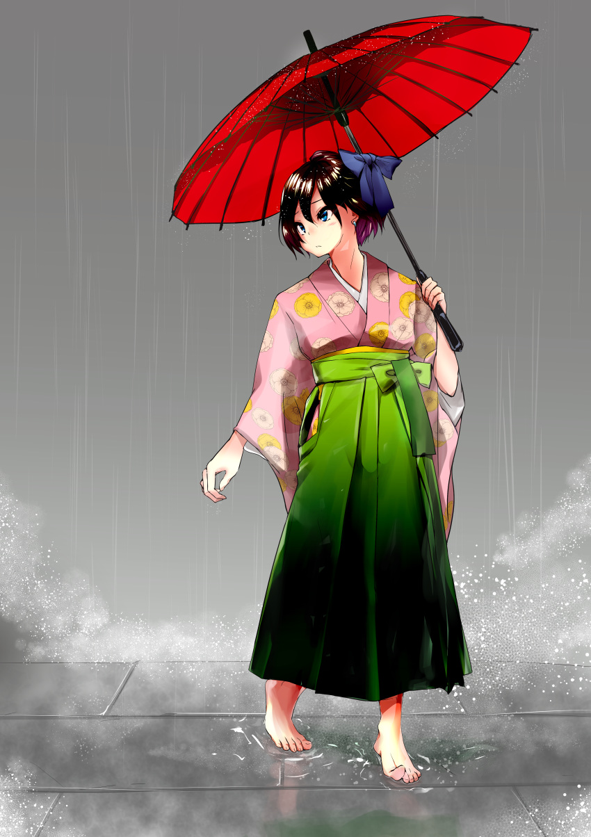 absurdres axela_(ki0929) barefoot black_hair blue_bow blue_eyes bow female green_hakama hairbow hakama hakama_skirt highres japanese_clothes kimono looking_to_the_side oil-paper_umbrella original parasol pink_kimono rain skirt tied_hair toes umbrella water