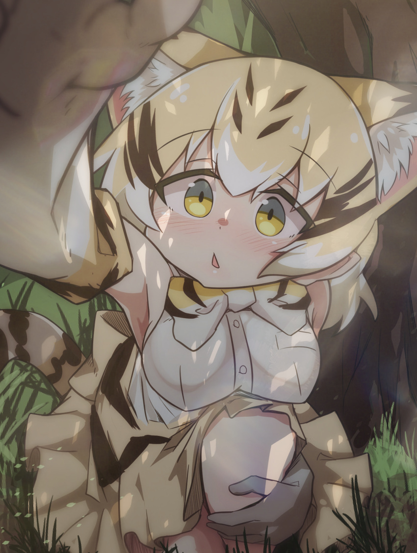 animal_ears armpits bare_shoulders black_hair blonde_hair blush bow bowtie cat_ears cat_tail commentary_request elbow_gloves feet_out_of_frame female gloves grass highres kemono_friends kneeling looking_at_viewer medium_hair multicolored_hair open_mouth sand_cat_(kemono_friends) shirt skirt sleeveless sleeveless_shirt solo streaked_hair striped_bow striped_bowtie striped_clothes tail tree triangle_mouth white_shirt yayuyoyayuyo yellow_bow yellow_bowtie yellow_eyes yellow_skirt