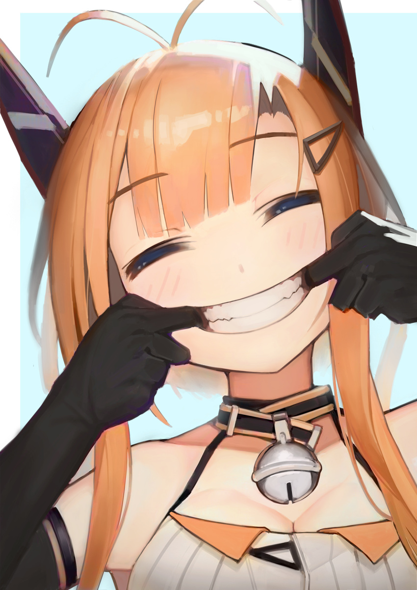 antenna_hair azur_lane bare_shoulders bell black_gloves blue_background blunt_bangs blush breasts cleavage closed_eyes collar collarbone commentary_request elbow_gloves female fingersmile foxhound_(azur_lane) foxhound_(retrofit)_(azur_lane) gloves grin hair_ornament hairclip head_tilt highres jingle_bell large_breasts neck_bell orange_hair short_hair_with_long_locks sidelocks simple_background smile solo teeth upper_body yohia