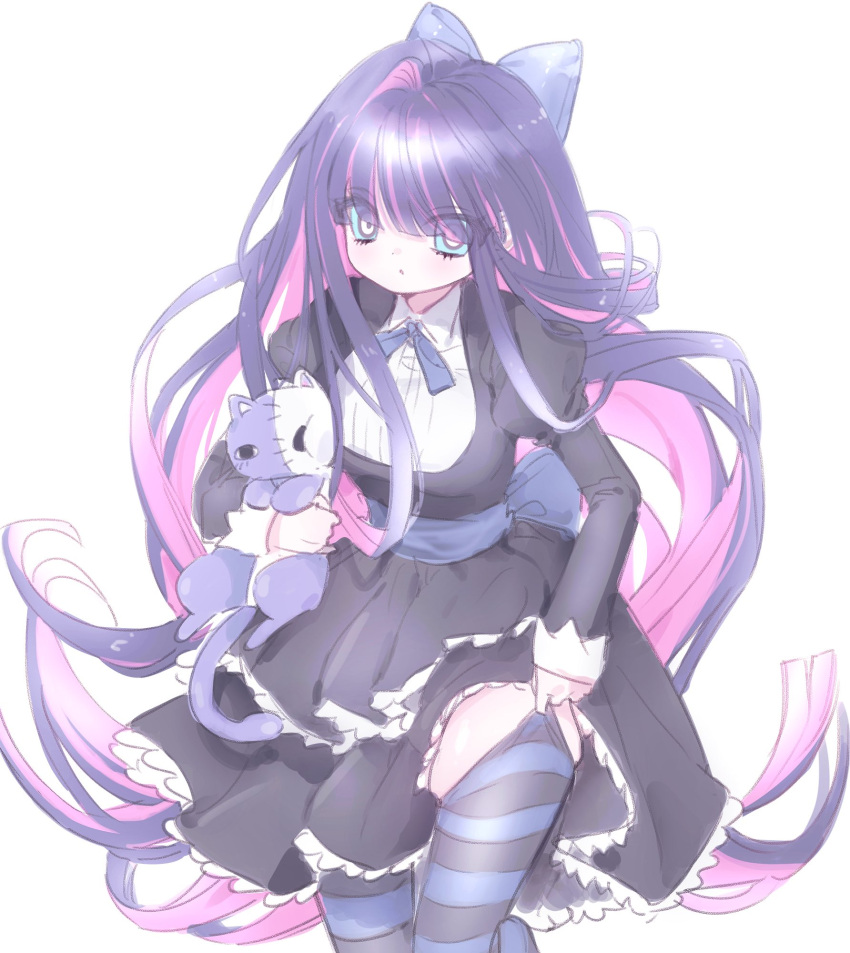 back_bow black_dress blue_bow blue_ribbon blunt_bangs bow collared_dress commentary dress female frilled_dress frills hairbow highres holding holding_stuffed_toy honekoneko_(psg) horizontal-striped_thighhighs juliet_sleeves light_blush long_hair long_sleeves looking_at_viewer mipi_(u3u_00) multicolored_hair panty_&_stocking_with_garterbelt parted_lips puffy_sleeves ribbon simple_background solo standing standing_on_one_leg stocking_(psg) striped_clothes striped_thighhighs stuffed_toy thighhighs thighhighs_pull two-tone_hair very_long_hair white_background