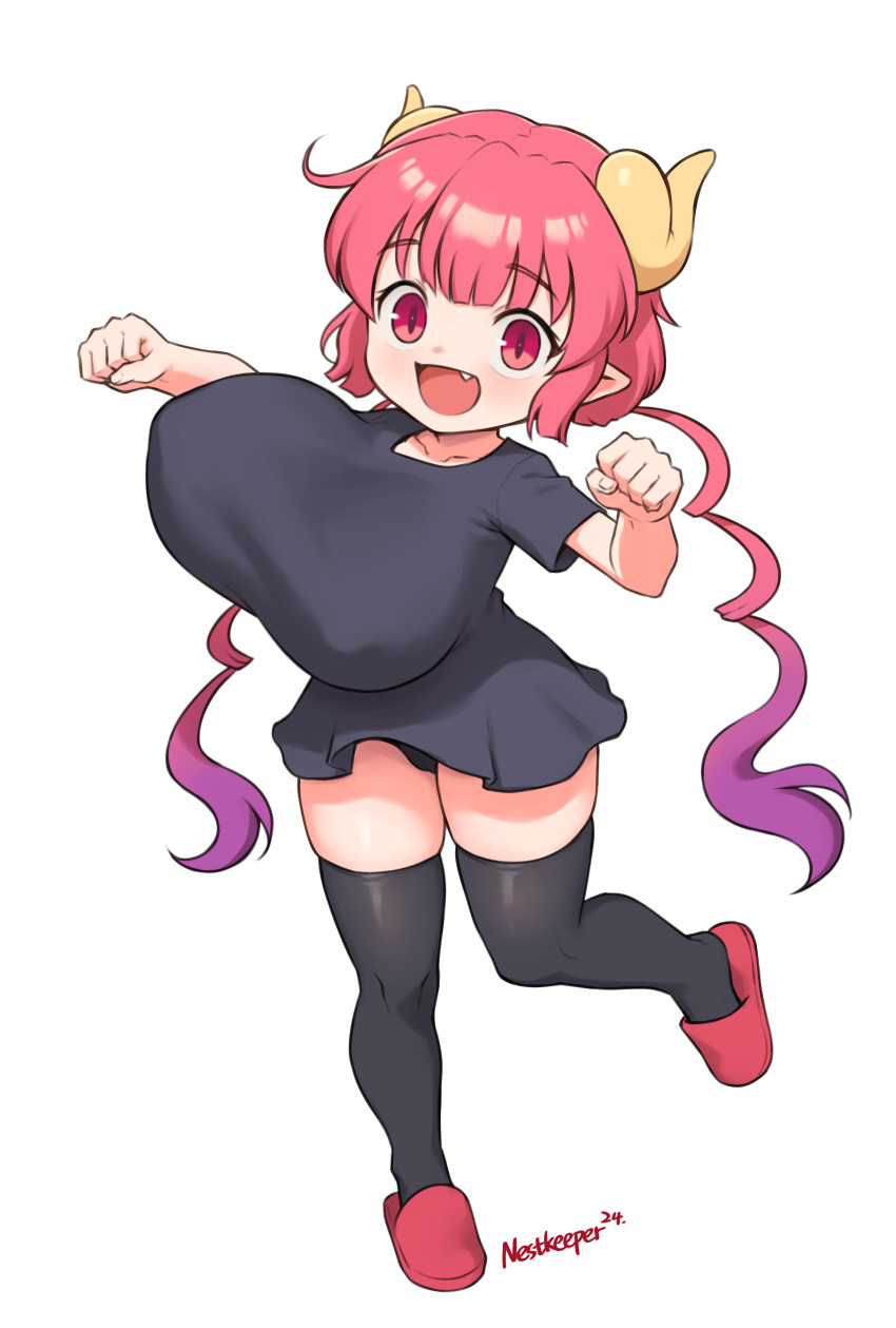 :d absurdres artist_name black_shirt black_thighhighs breasts commentary dragon_girl dragon_horns female full_body highres horns huge_breasts ilulu_(maidragon) kobayashi-san_chi_no_maidragon looking_at_viewer low_twintails nestkeeper oerba_yun_fang open_mouth red_eyes red_footwear red_hair shirt simple_background slit_pupils smile solo standing standing_on_one_leg t-shirt thighhighs twintails white_background yellow_horns zettai_ryouiki