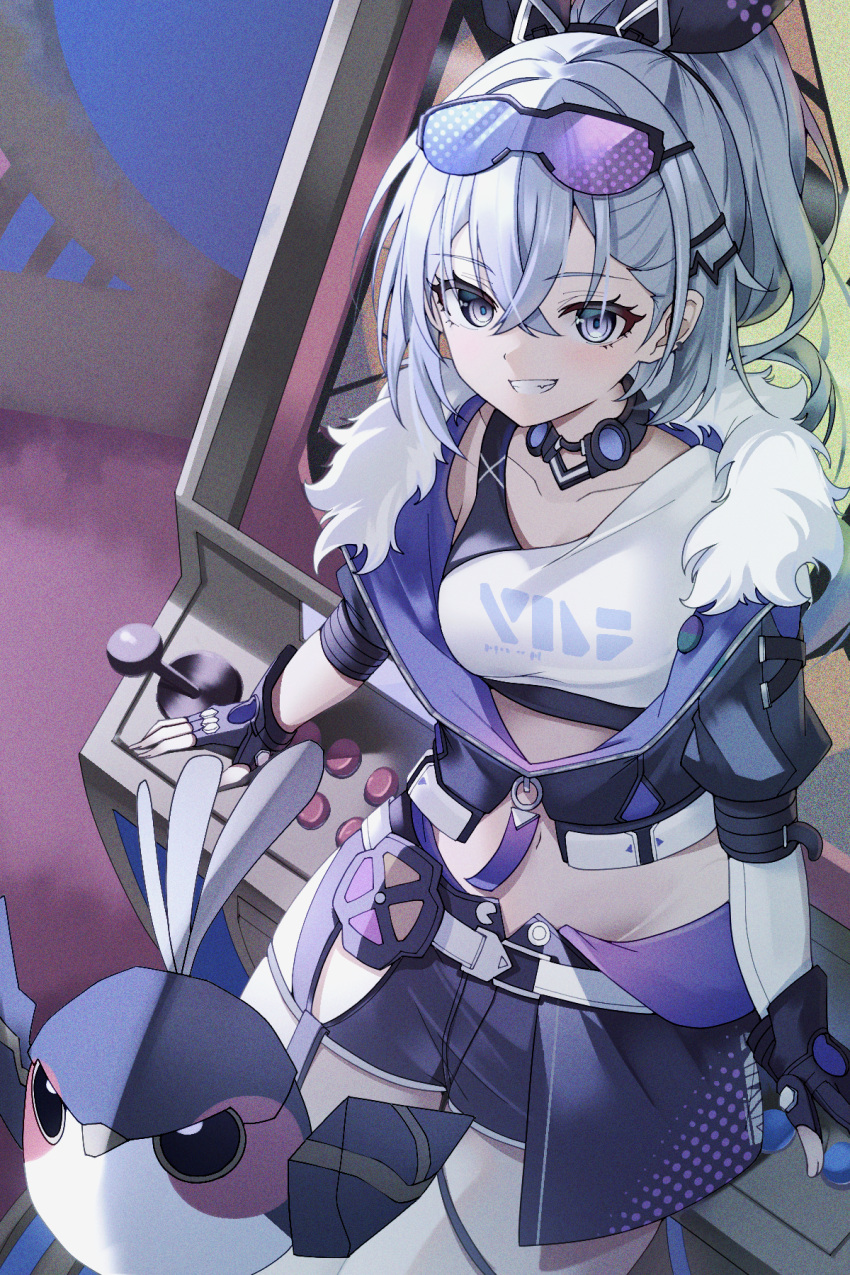 black_choker black_jacket choker crop_top eyewear_on_head female fur-trimmed_jacket fur_trim grey_eyes grey_hair grin hair_ornament hairclip highres honkai:_star_rail honkai_(series) jacket long_hair long_sleeves looking_at_viewer mellow_kaede midriff navel origami_bird_(honkai:_star_rail) ponytail shirt silver_wolf_(honkai:_star_rail) single-shoulder_shirt smile solo stomach sunglasses white_shirt