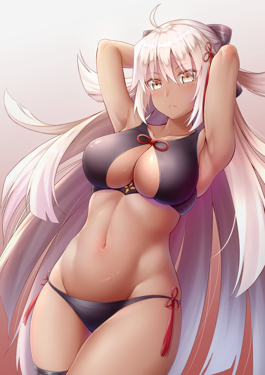 ahoge armpits arms_up bare_shoulders bikini black_bikini black_bow bow breasts cleavage cleavage_cutout clothing_cutout commentary_request cowboy_shot dark-skinned_female dark_skin fate/grand_order fate_(series) female gradient_background hair_between_eyes hair_ornament hairbow highres long_hair looking_at_viewer medium_breasts navel okita_souji_(fate) okita_souji_alter_(fate) solo swimsuit white_hair yellow_eyes yuunagi_(0217)