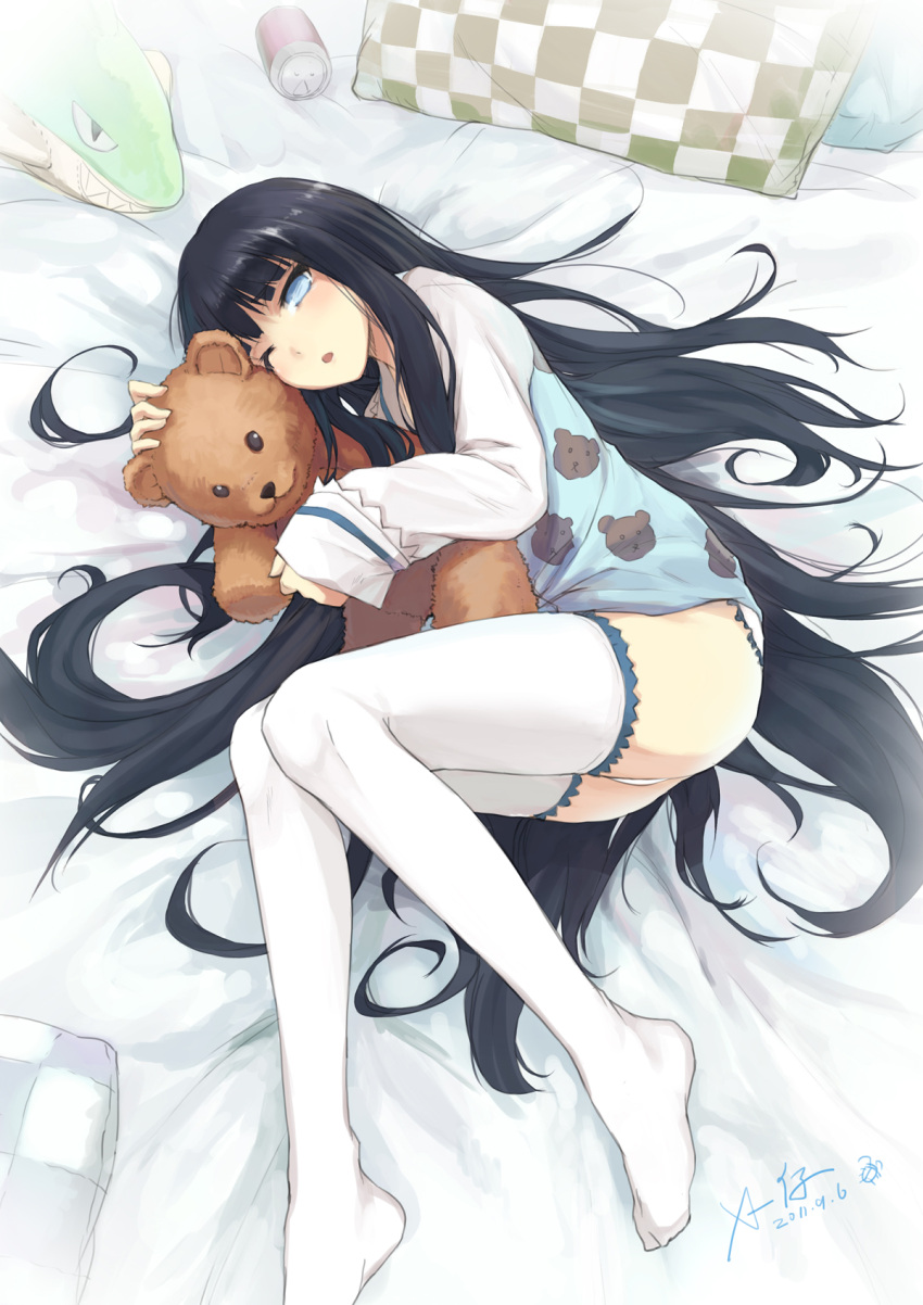 animal_print bear_print black_hair blue_eyes chinese_commentary commentary_request feet female hair_spread_out highres kami-sama_no_memo-chou legs long_hair long_legs lying no_shoes on_side one_eye_closed photoshop_(medium) shionji_yuuko solo stuffed_animal stuffed_toy teddy_bear thighhighs thighs very_long_hair white_thighhighs x-boy