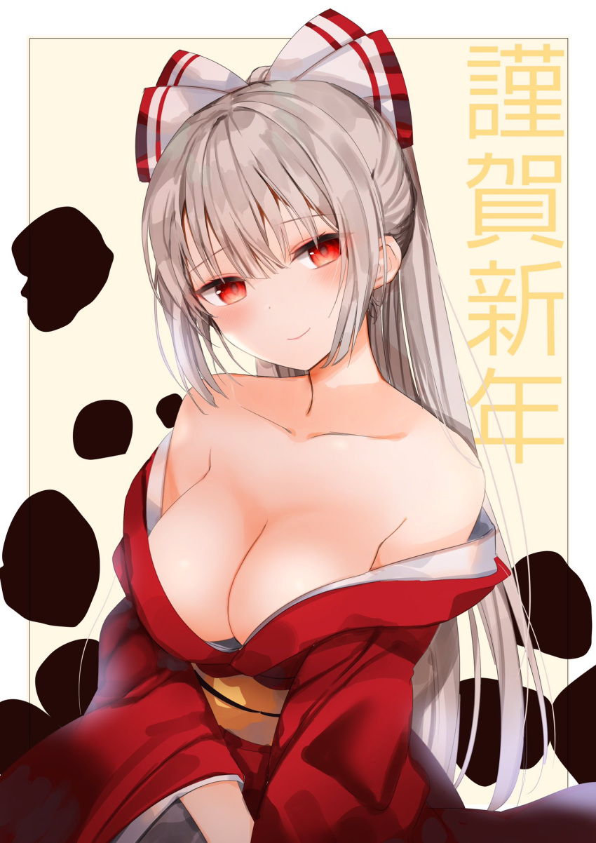 alternate_costume amamitsu_kousuke bad_id bad_twitter_id blush border bow breasts cleavage closed_mouth collarbone commentary female fujiwara_no_mokou grey_hair hairbow half-closed_eyes happy_new_year head_tilt highres japanese_clothes kimono large_breasts long_hair long_sleeves looking_at_viewer new_year obi outside_border red_eyes red_kimono sash smile solo touhou translated white_bow wide_sleeves