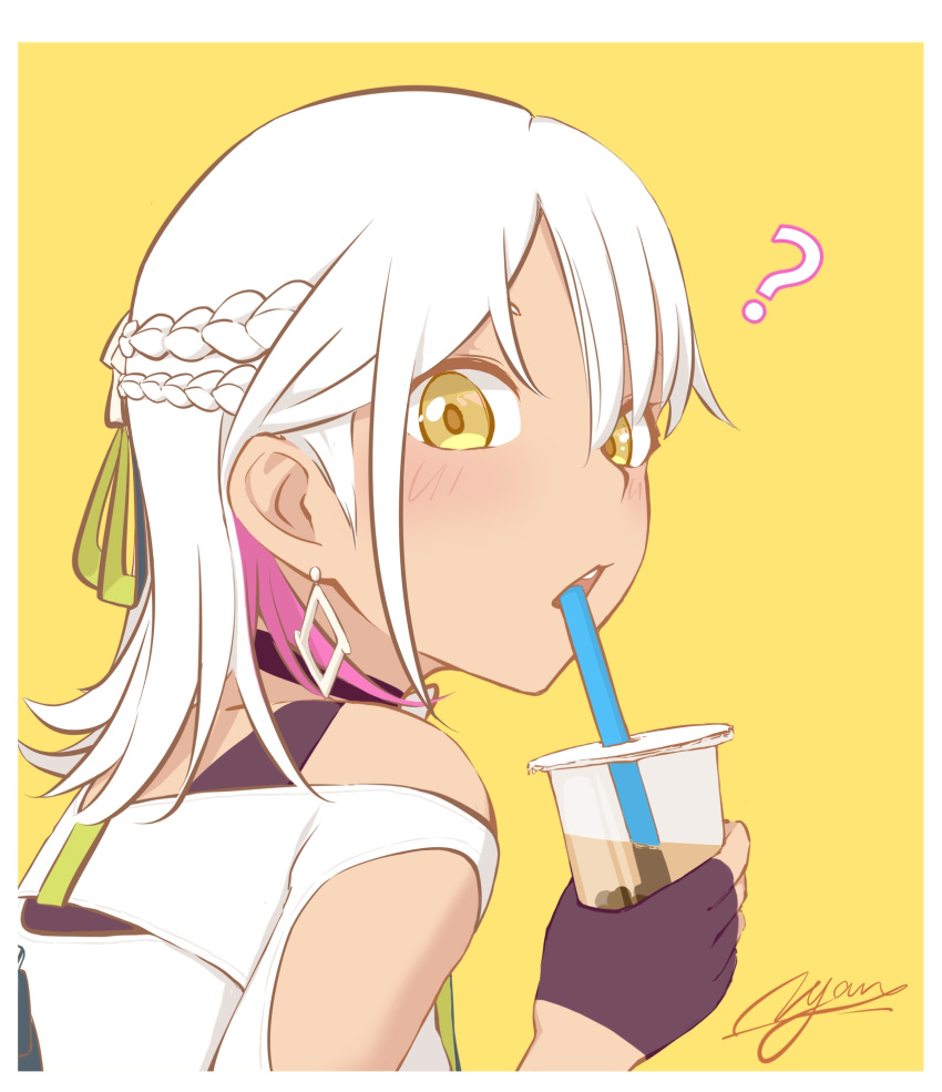 :o ? artist_name bare_shoulders black_gloves braid carole_peppers dark-skinned_female dark_skin drinking_straw earrings female fingerless_gloves gloves highres holding honkai_(series) honkai_impact_3rd jewelry looking_at_viewer milk_tea open_mouth piezhongyanshu shirt short_hair signature simple_background solo upper_body white_hair white_shirt yellow_background yellow_eyes