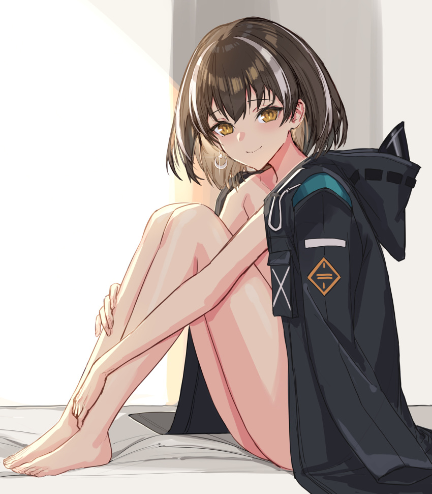 arknights barefoot black_hair commentary doctor_(arknights) earrings feet female highres hood hoodie jacket jewelry looking_at_viewer magallan_(arknights) morning multicolored_hair naked_hoodie sigm@ smile solo streaked_hair white_hair yellow_eyes