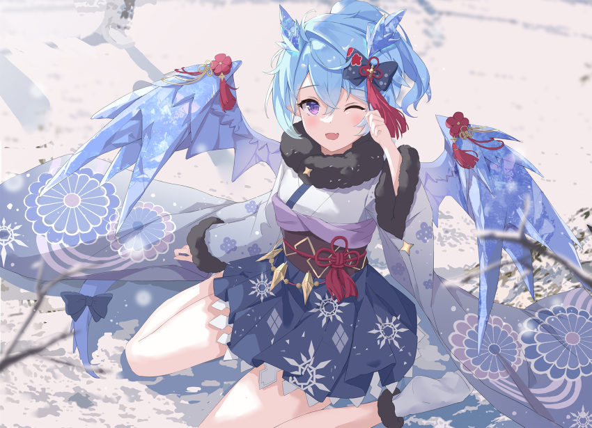 black_bow blue_hair blue_wings blush bow commentary_request dragon_girl dragon_wings female floral_print fur-trimmed_kimono fur-trimmed_legwear fur_trim furisode hair_between_eyes hairbow highres horns japanese_clothes kimono looking_at_viewer oerba_yun_fang one_eye_closed open_mouth outdoors pointy_ears ponytail princess_connect! purple_eyes sash serika sheffy_(new_year)_(princess_connect!) sheffy_(princess_connect!) short_hair sitting skin_fang snow socks solo tail wariza wings