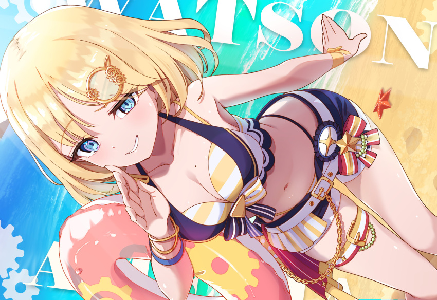 absurdres beach belt bikini blonde_hair blue_eyes blue_shorts blush breasts character_name cleavage highres hololive hololive_english hololive_summer_2023_swimsuit large_breasts looking_at_viewer miu_(angelo_whitechoc) mole mole_on_breast sand short_hair shorts smile solo striped_bikini striped_clothes swimsuit thigh_strap virtual_youtuber water watson_amelia white_belt yellow_bikini