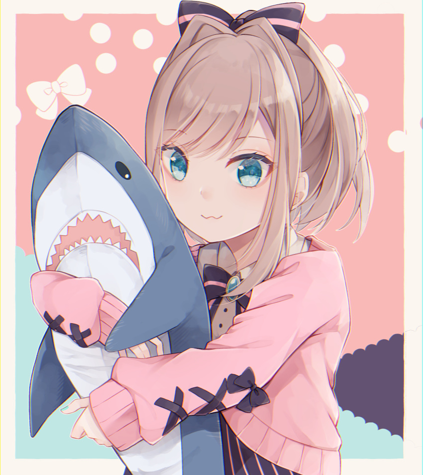 :3 absurdres black_bow blue_eyes blush bow bow_print brown_hair cardigan commentary female gem hair_ornament hairbow highres holding holding_stuffed_toy hugging_object ikea_shark long_hair long_sleeves looking_at_viewer maneater_(game) nijisanji pink_background pink_bow pink_cardigan ponytail ribbon shirt sleeves_past_wrists smile solo striped striped_bow stuffed_animal stuffed_shark stuffed_toy suzuhara_lulu upper_body virtual_youtuber x_hair_ornament yua_(bokubo0806)