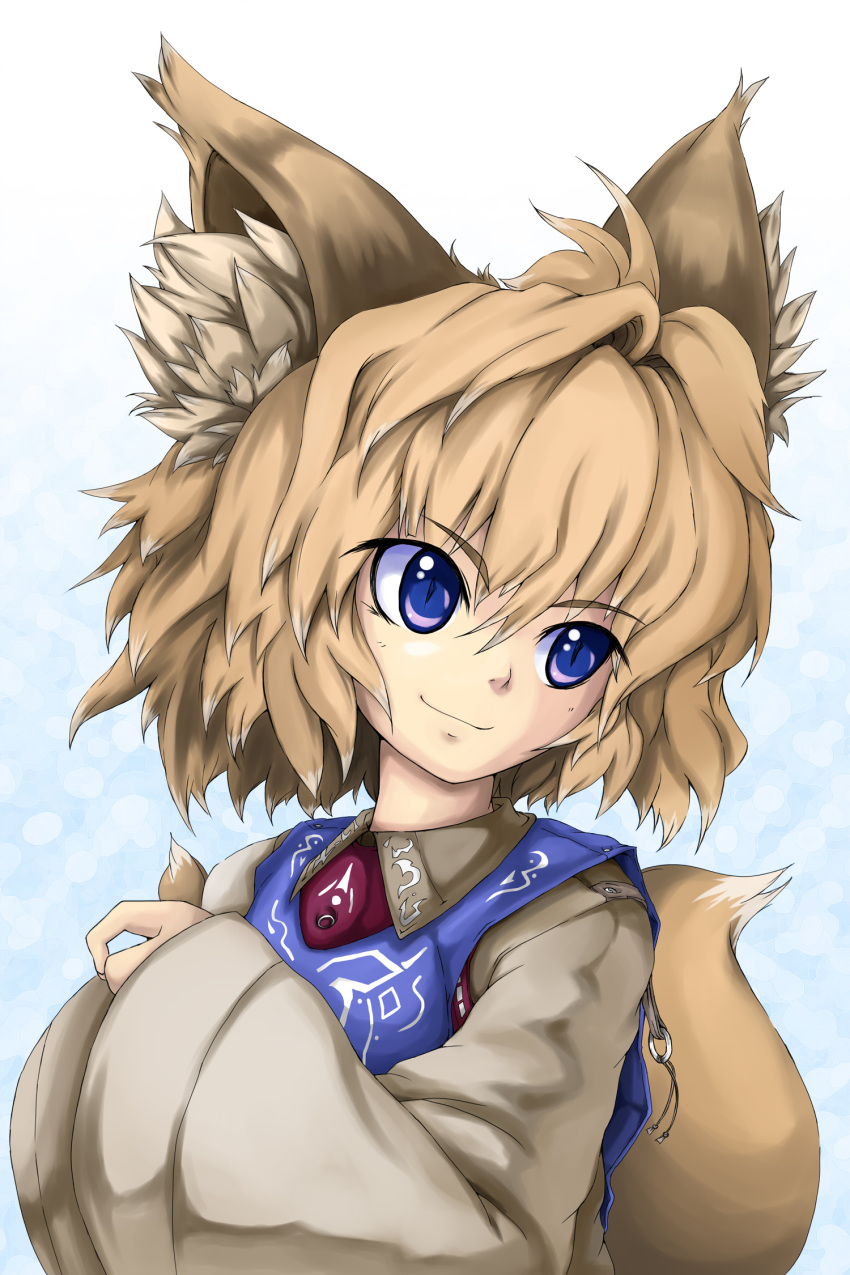 animal_ears blonde_hair blue_eyes commentary_request female fox_ears fox_tail hayate-s highres multicolored_hair multiple_tails no_headwear photoshop_(medium) short_hair slit_pupils smile solo tail touhou two-tone_hair upper_body yakumo_ran