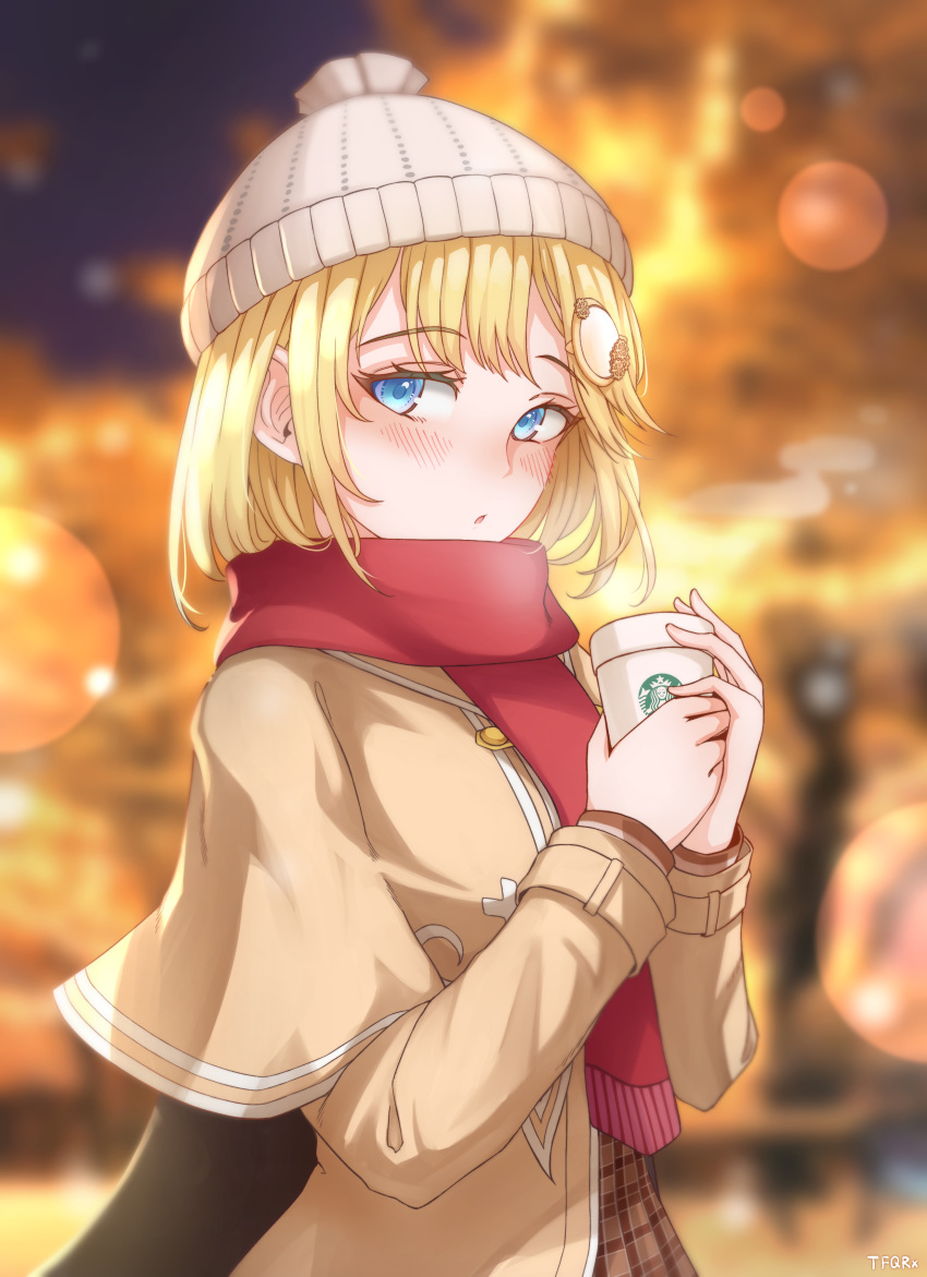 :o absurdres bangs beanie beige_coat beige_headwear blonde_hair blue_eyes blurry blurry_background blush brown_skirt coat coffee_cup cup disposable_cup eyebrows_visible_through_hair female hair_ornament hat highres holding holding_cup hololive hololive_english light_particles lights long_sleeves medium_hair monocle monocle_hair_ornament night open_mouth outdoors plaid plaid_skirt product_placement red_scarf scarf skirt solo starbucks steam tfqr upper_body virtual_youtuber watson_amelia