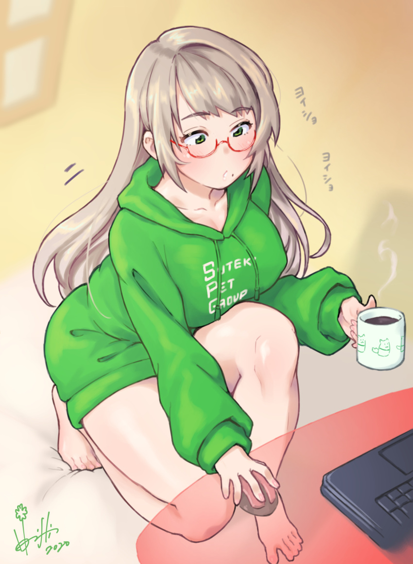 bare_legs barefoot blurry blurry_background breasts cleavage closed_mouth collarbone commentary_request computer computer_mouse cup dated depth_of_field eyelashes feet female full_body glasses green_hoodie highres hinamizawa_kurumi holding holding_computer_mouse hood hood_down hoodie hori_shin laptop large_breasts legs light_brown_hair long_hair long_sleeves mole mole_under_mouth mug pygmalion._(group) red-framed_eyewear shiny_skin sidelocks signature solo sound_effects squatting steam swept_bangs thighs toes virtual_youtuber