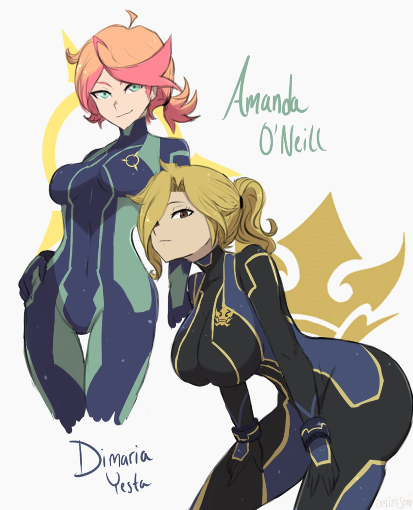 2girls amanda_o'neill blonde_hair bodysuit breasts brown_eyes character_name commentary cosplay dimaria_yesta fairy_tail feet_out_of_frame green_eyes hair_over_one_eye highres large_breasts leaning_forward little_witch_academia looking_at_viewer medium_breasts metroid multicolored_hair multiple_girls omiza_somi orange_hair ponytail red_hair samus_aran samus_aran_(cosplay) short_hair skin_tight smile thigh_gap two-tone_hair zero_suit