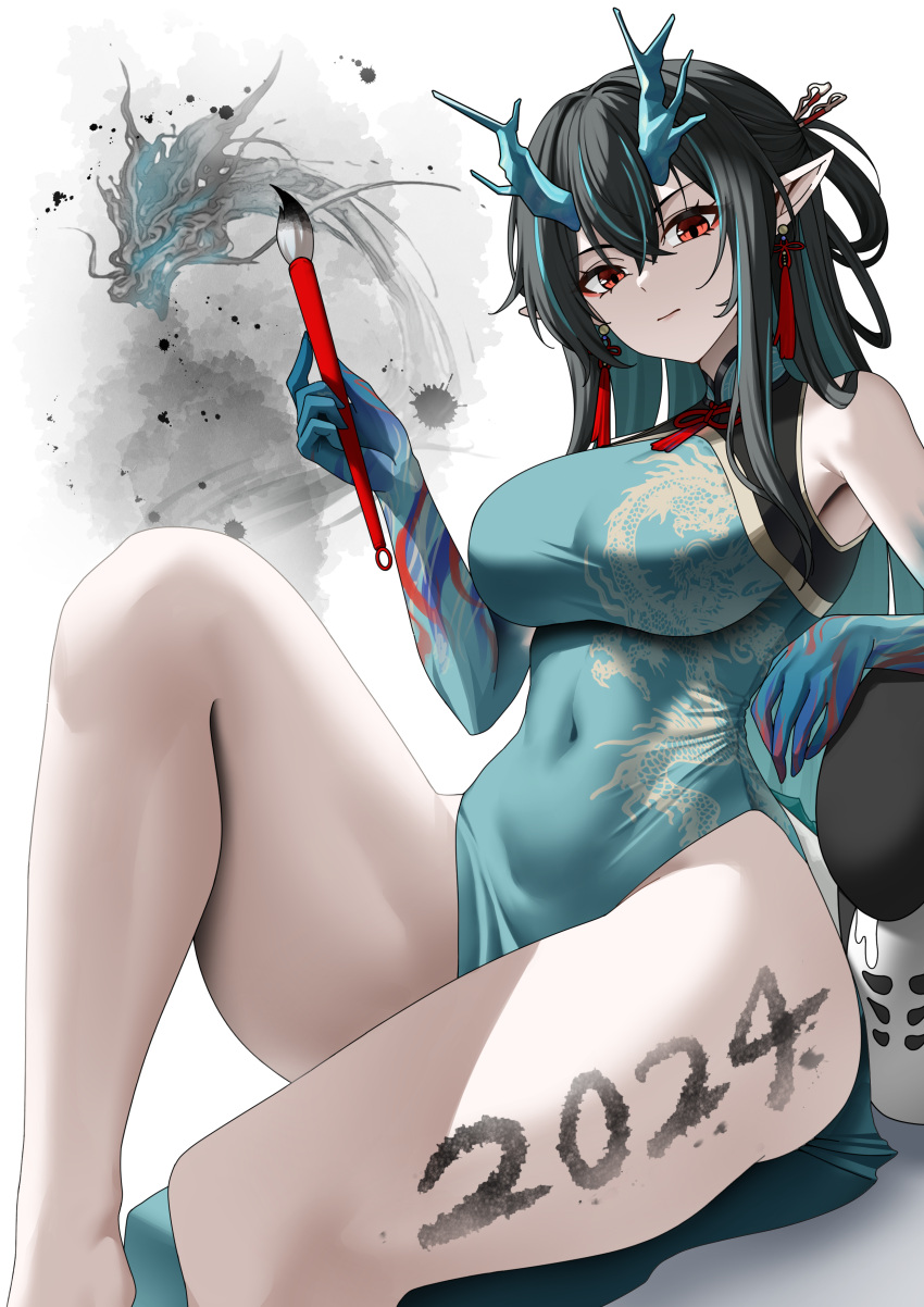 2024 absurdres arknights black_hair breasts china_dress chinese_clothes dragon_girl dragon_horns dress dusk_(arknights) dusk_(everything_is_a_miracle)_(arknights) female green_dress highres holding holding_paintbrush horns knee_up large_breasts long_hair looking_back paintbrush pointy_ears red_eyes sitting solo tewaki