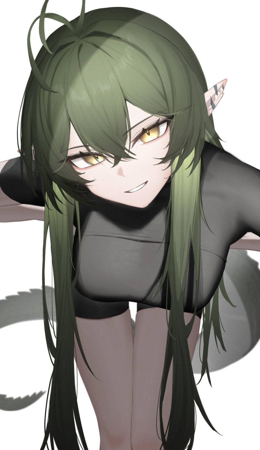 absurdres antenna_hair arknights bent_over black_shirt come_hither commentary cowboy_shot crossed_bangs female gavial_(arknights) green_hair hair_between_eyes hands_on_own_hips head_tilt highres long_hair ozeu0916 pointy_ears shirt short_sleeves simple_background smile solo standing tail white_background yellow_eyes