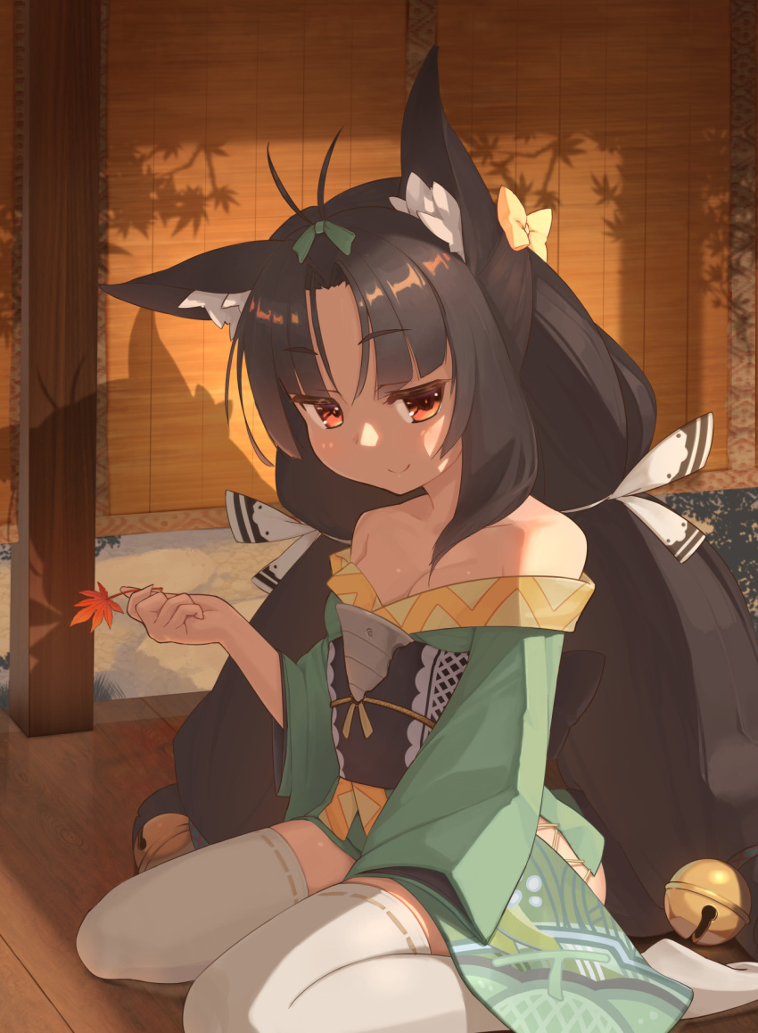 animal_ear_fluff animal_ears antenna_hair autumn_leaves azur_lane bare_shoulders bell black_hair bow breasts cat_ears check_commentary cleavage closed_mouth collarbone commentary_request female green_bow hair_bell hair_ornament hairbow head_tilt highres holding holding_leaf indoors japanese_clothes jingle_bell jitome kimono leaf long_hair looking_at_viewer maple_leaf obi obijime off_shoulder orange_eyes parted_bangs sash short_kimono sitting small_breasts smile solo thighhighs very_long_hair wariza white_thighhighs wooden_floor yellow_bow yohia yuubari_(azur_lane)