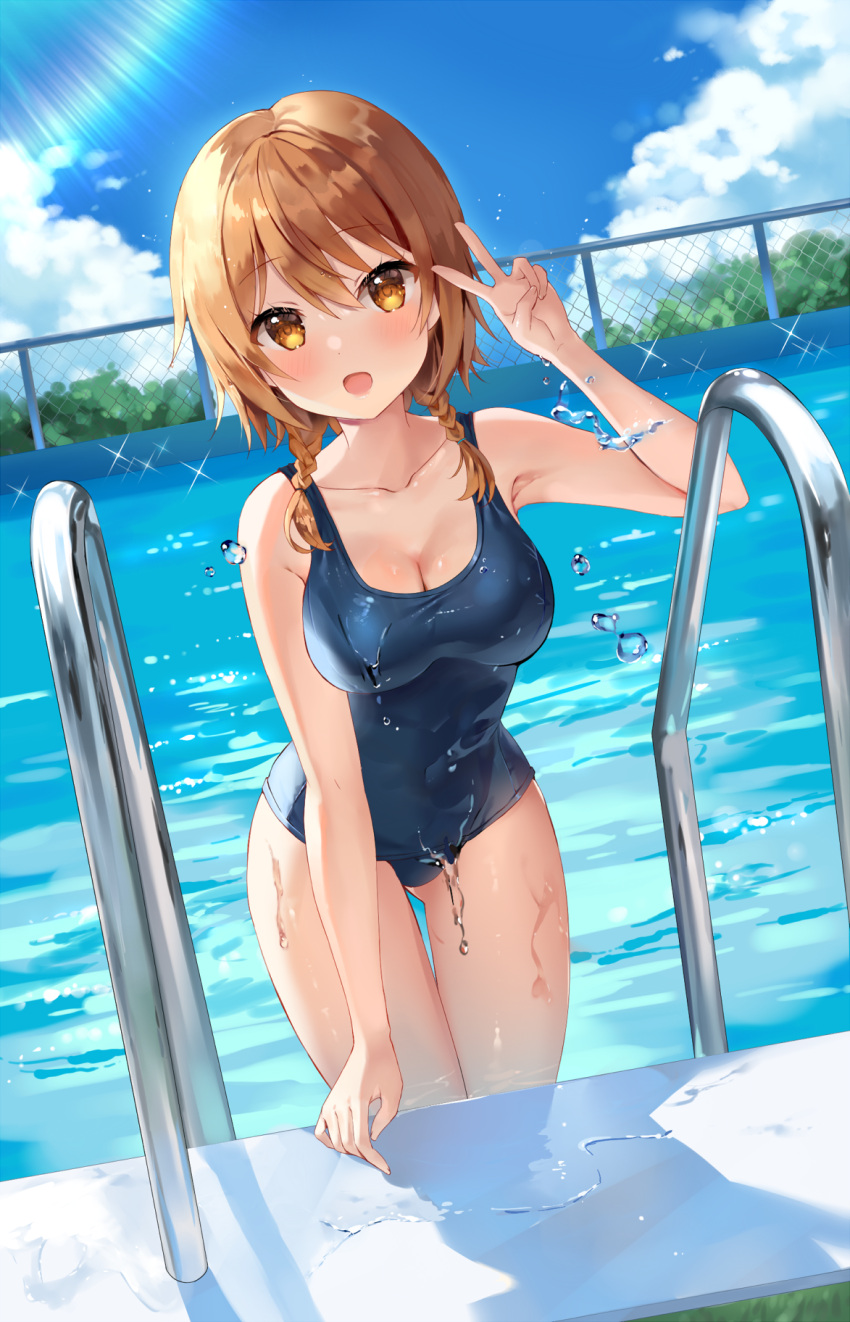 :d ass_visible_through_thighs bangs bare_arms blue_sky blue_swimsuit breasts brown_hair chain-link_fence cleavage cloud collarbone commentary day eyebrows_visible_through_hair female fence highres looking_at_viewer mayo_(miyusa) md5_mismatch medium_breasts natsuki_hinata open_mouth orange_eyes outdoors pool pool_ladder poolside school_swimsuit sky smile solo standing swimsuit thighs tonari_no_kyuuketsuki-san v water water_drop wet