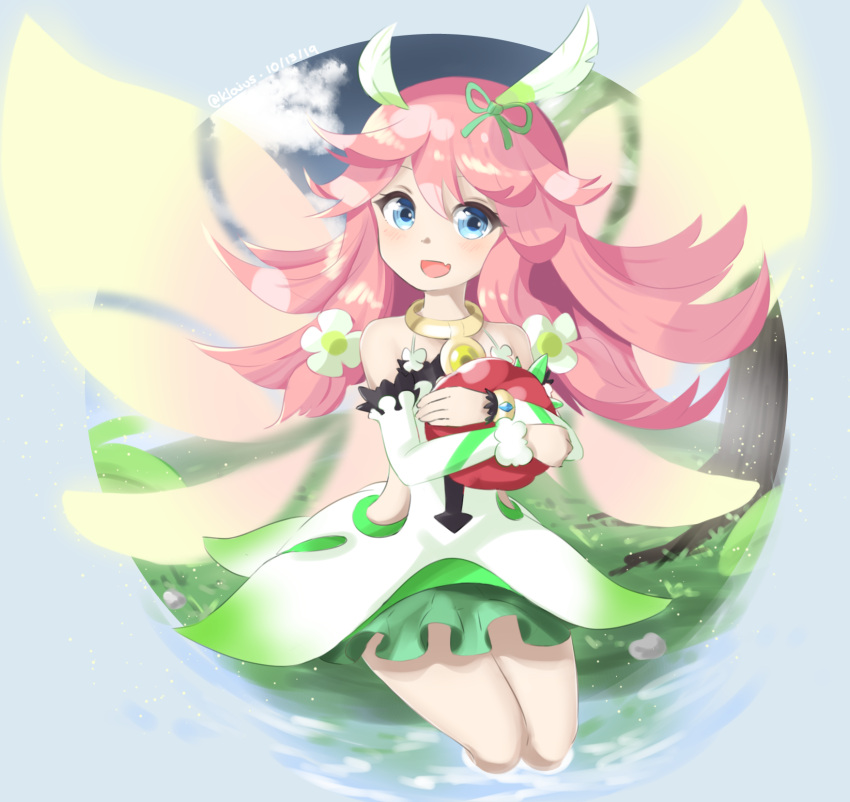 :d blue_eyes blush bracelet collar commentary detached_sleeves dragalia_lost dress fairy fairy_wings female green_dress green_ribbons hair_flaps hair_ribbon highres holding jewelry klaius long_sleeves looking_at_viewer notte_(dragalia_lost) oerba_yun_fang open_mouth pink_hair ribbon short_dress sitting skin_fang smile soaking_feet solo wings