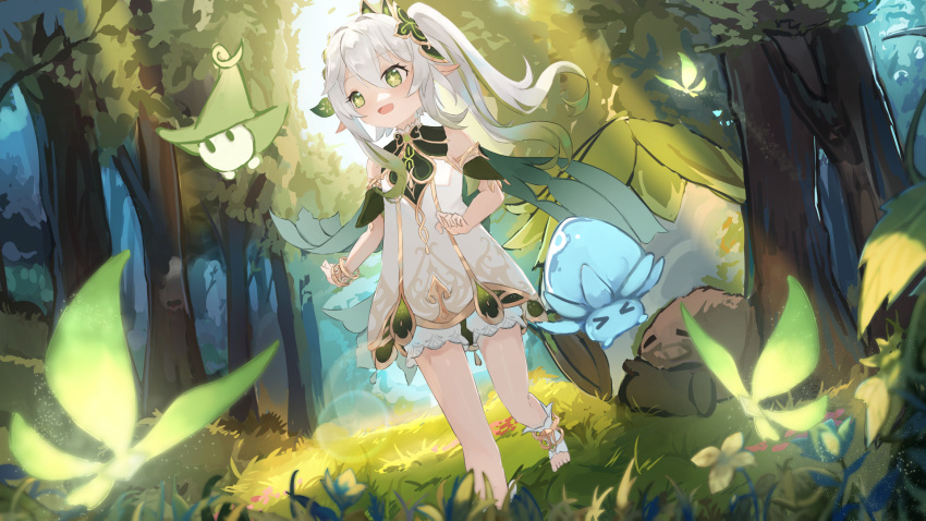 >_< arm_up bloomers blush clenched_hands closed_eyes commentary_request detached_sleeves dress elxion english_commentary female forest full_body fungi_(genshin_impact) genshin_impact green_eyes green_hair green_sleeves grey_hair hair_between_eyes highres mixed-language_commentary nahida_(genshin_impact) nature open_mouth pointy_ears side_ponytail simple_background sleeveless sleeveless_dress smile solo standing sunlight tree white_bloomers white_dress