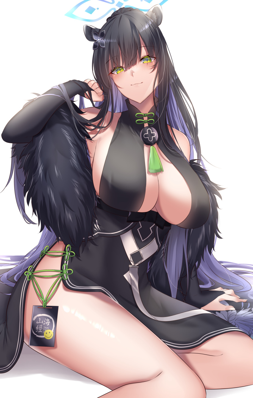 arm_support bare_shoulders black_dress black_hair blue_archive blush breasts bridal_gauntlets cleavage closed_mouth colored_inner_hair commentary dress feet_out_of_frame female fur_shawl green_eyes hair_between_eyes hair_ornament halo highres large_breasts looking_at_viewer multicolored_hair no_panties onineko-chan pelvic_curtain purple_hair shawl shun_(blue_archive) simple_background sitting smile solo thighs translation_request two-tone_hair white_background yokozuwari