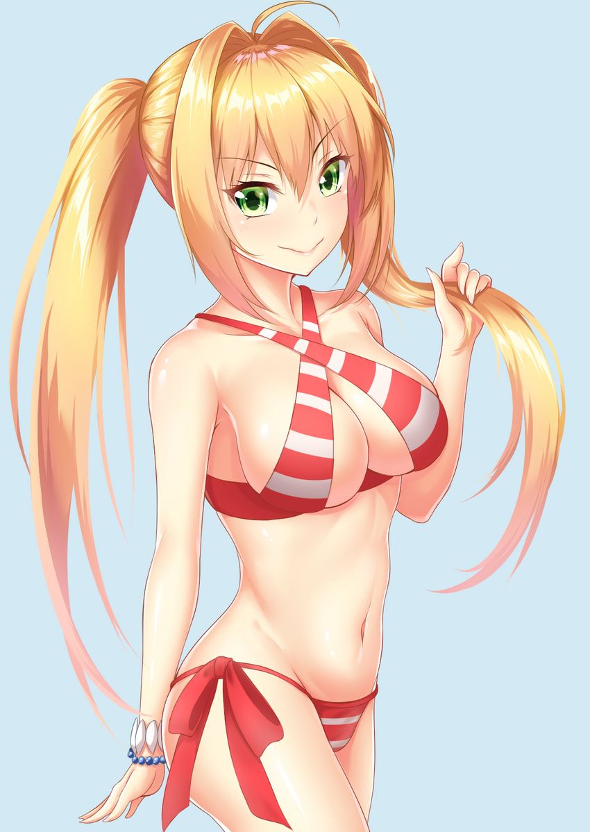 :> ahoge bikini blonde_hair bracelet breasts closed_mouth commentary criss-cross_halter fate/grand_order fate_(series) female green_eyes hair_between_eyes hair_intakes halterneck highres jewelry large_breasts long_hair looking_at_viewer navel nero_claudius_(fate) nero_claudius_(swimsuit_caster)_(fate) side-tie_bikini_bottom smile solo striped_bikini striped_clothes swimsuit twintails v-shaped_eyebrows yuunagi_(0217)