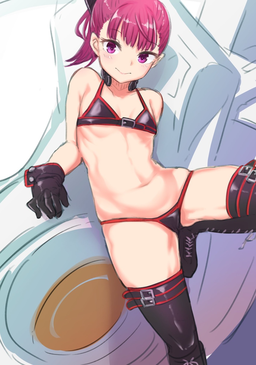 belt_boots bikini black_bikini black_footwear black_gloves boots closed_mouth fate/grand_order fate_(series) female flat_chest gloves helena_blavatsky_(fate) helena_blavatsky_(swimsuit_archer)_(fate) helena_blavatsky_(swimsuit_archer)_(third_ascension)_(fate) highres looking_at_viewer navel pink_hair ponytail purple_eyes smile solo swimsuit thigh_boots thighhighs utsusumi_kio