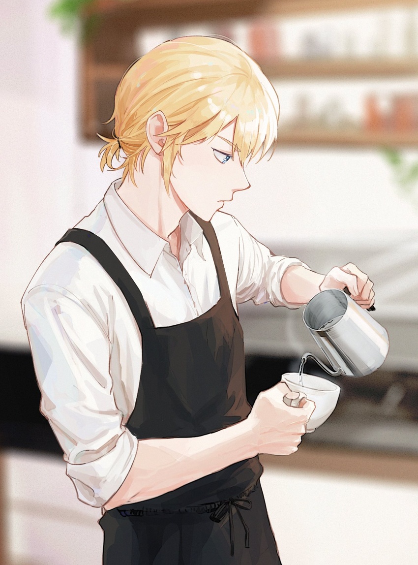 1boy 2vxzlkj23ogfsf ace_of_diamond apron black_apron blonde_hair blue_eyes blurry blurry_background closed_mouth cup highres holding holding_cup holding_teapot korean_commentary male_focus okumura_koushuu shirt short_hair sleeves_rolled_up solo teapot tied_hair white_shirt