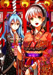  2girls alternate_costume blue_hair checkered_sash commentary_request eiyuu_densetsu elie_macdowell floral_print flower furisode green_eyes grey_hair hair_flower hair_ornament hair_up hatsumoude japanese_clothes kimono long_hair multiple_girls new_year obi omikuji red_theme sash short_hair shrine shrine_bell sidelocks tio_plato two_side_up vetina yellow_eyes zero_no_kiseki 