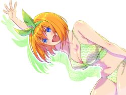  arm_up bent_over bikini blue_eyes blush breasts cleavage collarbone female floral_print go-toubun_no_hanayome green_bikini hair_between_eyes hair_ribbon halftone highres large_breasts looking_at_viewer nakano_yotsuba navel orange_hair print_bikini ribbon shadow short_hair side-tie_bikini_bottom simple_background smile solo string_bikini swimsuit teeth upper_teeth_only waving white_background yu_(flowerbird3830) 