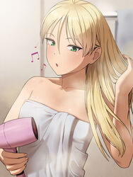  after_bathing bare_arms bare_shoulders blonde_hair blurry blurry_background breasts collarbone female green_eyes hair_behind_ear hair_between_eyes hair_dryer hand_in_own_hair hand_up highres holding holding_hair_dryer long_hair looking_to_the_side music musical_note naked_towel open_mouth original pimm_(chiramegd) singing small_breasts solo straight_hair towel upper_body white_towel 