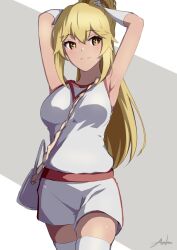  anho armpits arms_behind_head artist_name bag blonde_hair breasts chains closed_mouth elbow_gloves female gloves gym_shirt gym_shorts gym_uniform hair_between_eyes handbag large_breasts long_hair looking_to_the_side no_emblem ponytail shirt shokuhou_misaki short_shorts shorts simple_background sleeveless sleeveless_shirt smile solo sparkling_eyes thighhighs toaru_kagaku_no_mental_out toaru_kagaku_no_railgun toaru_kagaku_no_railgun_t toaru_majutsu_no_index tokiwadai_school_gym_uniform white_gloves white_shirt white_shorts white_thighhighs yellow_eyes 