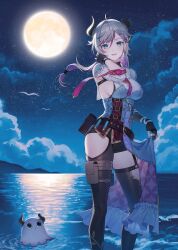  ahoge atelier_(series) atelier_resleriana belt black_gloves black_thighhighs blue_eyes breasts broken_horn cloud commentary_request creature demon_horns feet_out_of_frame female full_moon gloves grey_hair hair_between_eyes hand_up highres horns large_breasts long_hair long_sleeves looking_at_viewer moon multicolored_hair multiple_belts night night_sky ocean official_art open_mouth outdoors partially_fingerless_gloves pouch purple_hair second-party_source sideboob sidelighting skirt_hold sky smile solo standing star_(sky) starry_sky thigh_pouch thighhighs tokki two-tone_hair valeria_(atelier) water 