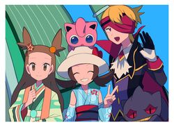  1boy 2girls ascot banette blonde_hair blue_kimono border brown_eyes brown_hair buttons celesteela closed_eyes closed_mouth commentary_request eyelashes gloves green_kimono grin hand_up hat headband highres japanese_clothes jasmine_(pokemon) jasmine_(special_costume)_(pokemon) jigglypuff kimono long_hair long_sleeves lyra_(pokemon) lyra_(summer_2020)_(pokemon) morty_(fall_2021)_(pokemon) morty_(pokemon) multiple_girls official_alternate_costume on_head pokemon pokemon_(creature) pokemon_masters_ex pokemon_on_head sash smile twintails two_side_up tyako_089 v white_ascot white_border white_headwear 