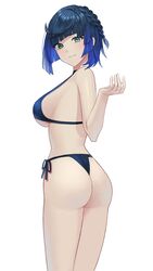  ass bikini blue_bikini blue_hair bob_cut braid breasts cowboy_shot dalmo_(pafe2444) diagonal_bangs female from_behind genshin_impact green_eyes grin halterneck highres large_breasts looking_at_viewer looking_back medium_hair side-tie_bikini_bottom sideboob simple_background smile solo swimsuit thong underboob white_background yelan_(genshin_impact) 