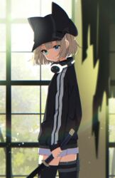  animal_hat artist_name black_hat black_jacket black_shorts black_thighhighs blonde_hair blue_eyes blunt_bangs blurry blurry_background cat_hat closed_mouth commentary commission depth_of_field double_vertical_stripe female flat_cap from_side green_eyes hat headphones headphones_around_neck heterochromia highres holding holding_sword holding_weapon holster indoors jacket katana light_frown light_particles long_sleeves mamyouda original short_hair short_shorts shorts signature solo standing sword thigh_holster thighhighs weapon 