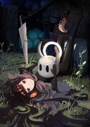  absurdres alternate_costume black_bodysuit black_hair blunt_bangs bodysuit bug cape closed_mouth cosplay english_commentary female gradient_hair grass halo headpiece helmet highres hollow_knight hololive hololive_english knight_(hollow_knight) knight_(hollow_knight)_(cosplay) lance legs_up long_hair looking_at_viewer lying mole mole_under_eye mrstomachache multicolored_hair ninomae_ina&#039;nis on_back orange_hair polearm purple_eyes sidelocks smile solo tentacle_hair unworn_headwear unworn_helmet upside-down very_long_hair virtual_youtuber watson_amelia weapon 