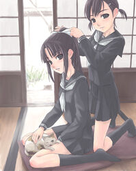  2girls adjusting_hair bad_id bad_pixiv_id bow feline hairbow kneeling multiple_girls original ponytail school_uniform serafuku shimano_natsume socks tatami twintails 