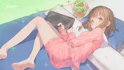  :&lt; absurdres bare_legs barefoot bed_sheet blunt_bangs blush bow brown_hair closed_mouth commission curled_fingers female frilled_shirt frilled_shorts frills from_above from_behind full_body green_hair hairbow highres holding holding_stylus indie_virtual_youtuber indoors long_sleeves looking_at_viewer looking_back loungewear lying on_bed on_side patch_oxxo pillow pink_bow pink_shirt pink_shorts shirt short_hair shorts sleeves_past_wrists soles solo star_(symbol) stylus tablet_pc thighs toes 