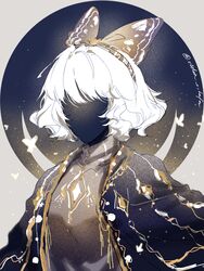  artist_name blunt_bangs bow bug butterfly cape confetti_cousin faceless female glowing_butterfly hairband hairbow highres moon short_hair sky:_children_of_the_light solo upper_body vidoa wavy_hair white_hair 