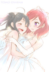  2girls artist_name bare_shoulders black_hair blush breasts cleavage closed_eyes commentary_request dress elbow_gloves fingerless_gloves gloves hair_ribbon hand_on_another&#039;s_shoulder hand_on_another&#039;s_waist highres jewelry looking_at_another love_live! love_live!_school_idol_project medium_hair multiple_girls necklace nishikino_maki one_eye_closed ooshima_tomo open_mouth purple_eyes red_hair ribbon simple_background smile strapless strapless_dress two_side_up wedding_dress white_background white_dress white_gloves wife_and_wife yazawa_nico yuri 