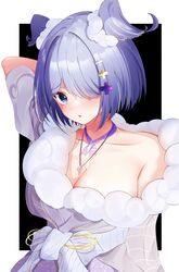  arm_behind_head blue_bow blue_eyes blue_hair bob_cut bow breasts cleavage collarbone elira_pendora elira_pendora_(2nd_costume) female grey_kimono head_wings highres hitokarage japanese_clothes jewelry key kimono medium_breasts necklace nijisanji nijisanji_en off_shoulder official_alternate_costume short_hair solo virtual_youtuber wings 