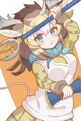  animal_ears arm_up blonde_hair blue_eyes blush breasts brown_hair brown_shirt brown_skirt commentary female giraffe_ears giraffe_girl giraffe_horns giraffe_tail highres holding horns kemono_friends long_sleeves medium_breasts multicolored_hair orange_background parted_lips pleated_skirt puffy_long_sleeves puffy_sleeves shirt sivatherium_(kemono_friends) skirt sleeves_past_wrists solo striped_hair sunanuko_(ramuneko) sweater_vest tail two-tone_background two-tone_hair white_background white_hair 