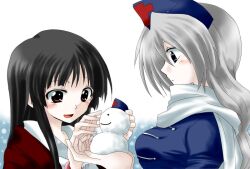  2girls black_hair blue_eyes commentary_request grey_hair hat houraisan_kaguya long_hair multiple_girls open_mouth red_eyes scarf smile snowman touhou unya upper_body yagokoro_eirin 