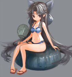  bare_legs bean_bag_chair bikini blue_bikini bow chinese_commentary commentary_request ephtracy female flat_chest grey_hair hairbow half_updo hand_fan long_hair melty_blood navel paper_fan pointy_ears red_eyes sandals solo swimsuit tsukihime uchiwa very_long_hair white_len_(tsukihime) 